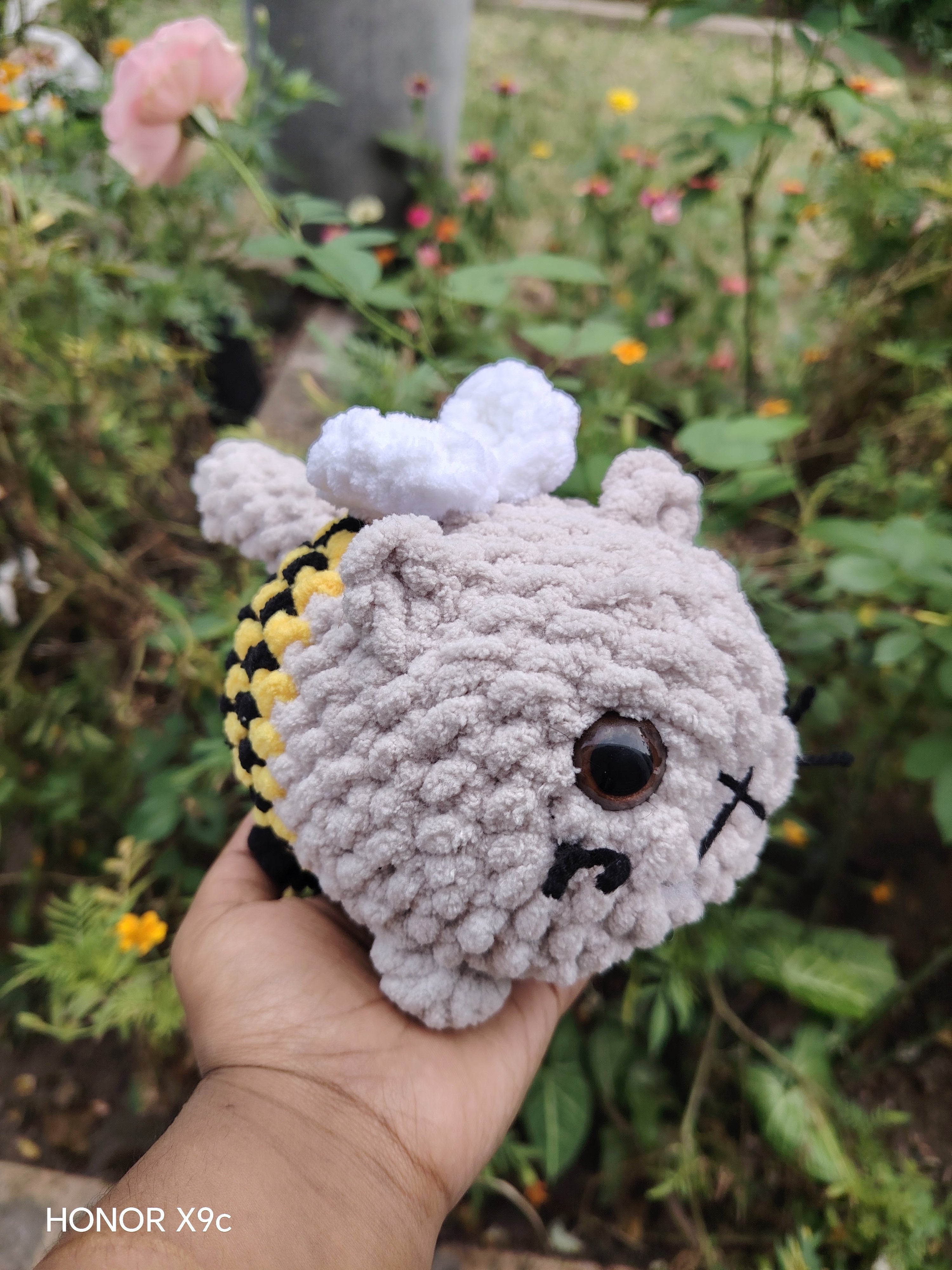 Bee kitty